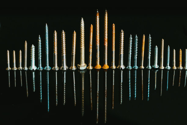 由螺丝制成的城市天际线-建筑概念图片下载