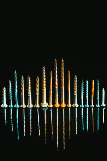 由螺丝制成的城市天际线-建筑概念图片下载