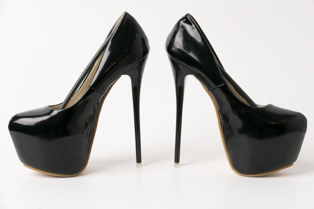 黑色鞋子，白色背景上的高跟鞋上有三条图片下载