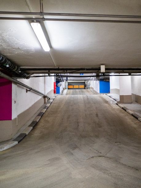从地下停车场出口的内部视图图片下载