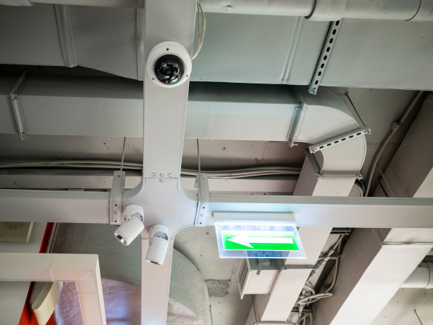 通风管道，摄像头，天花板上的射灯图片下载