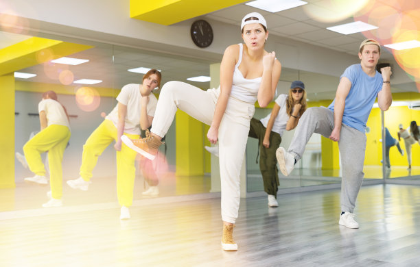 年轻女孩在舞厅练习霹雳舞步法图片下载