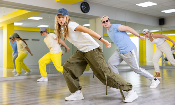 男孩和女孩在舞厅同步集体舞蹈编排图片下载