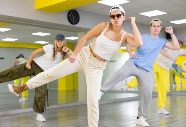 舞团在舞厅表演街舞图片下载