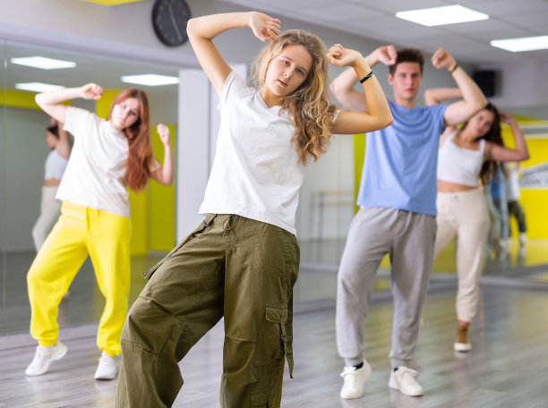 十几岁的女孩穿着宽裤子跳嘻哈图片下载