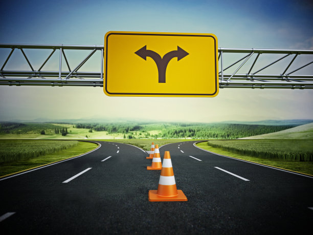 分裂的道路与箭头标志指向左右。选择和决策概念图片下载