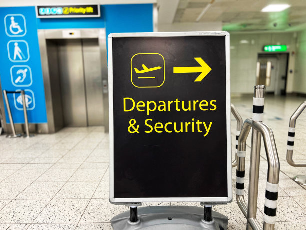 机场候机楼的离境和安全标志图片下载