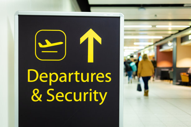 机场候机楼的离境和安全标志图片下载