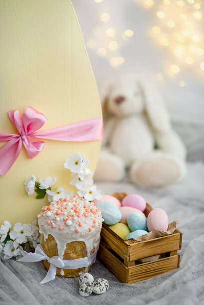 复活节的背景。蛋糕，鸡蛋和兔子。图片下载
