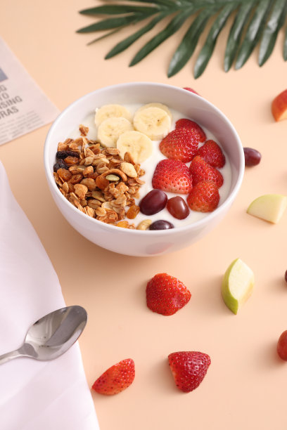 一碗格兰诺拉麦片，酸奶和浆果孤立在蛋奶酒的颜色背景图片下载