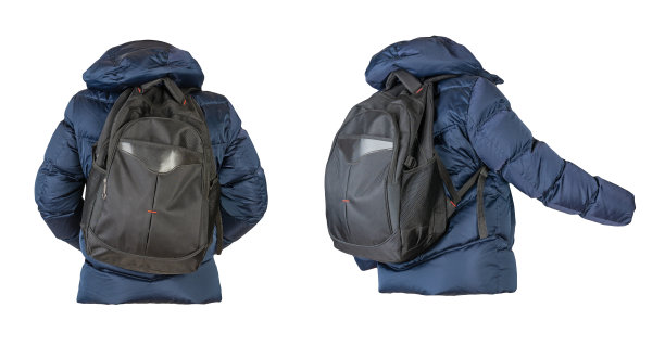 黑色背包，红色外套，白色背景。图片下载