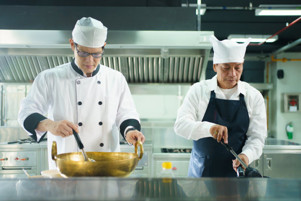 厨师在亚洲厨房烹饪。图片下载