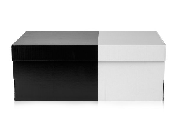 黑白卡纸鞋盒与盖子的鞋或运动鞋产品包装的模型。图片下载