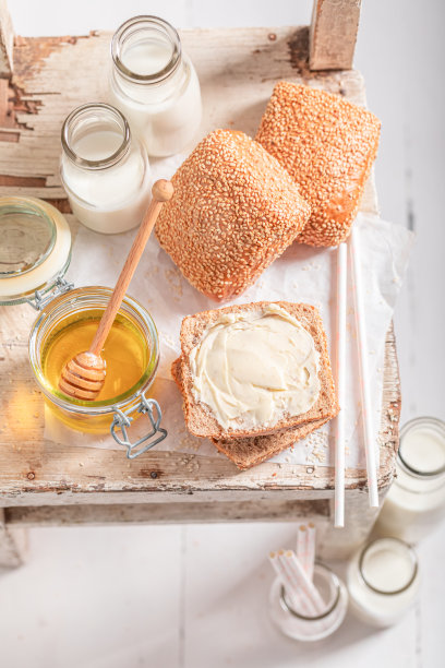 健康的面包，蜂蜜和牛奶装在瓶子里。图片下载