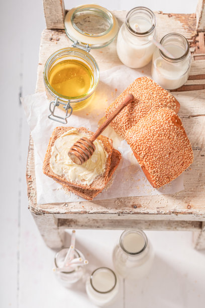 自制面包加蜂蜜，早餐配奶昔。图片下载