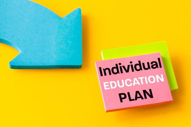 IEP个人教育计划符号。写在彩色卡片上，漂亮的黄色背景，积极明亮的颜色，指向箭头，商业IEP个人教育计划的概念。图片下载