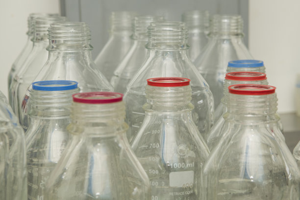 近距离的一组玻璃实验室瓶没有盖在架子上。图片下载