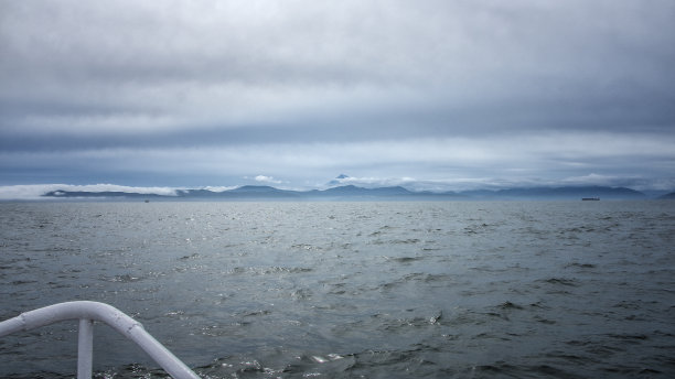 在船头上。在堪察加半岛沿岸图片下载