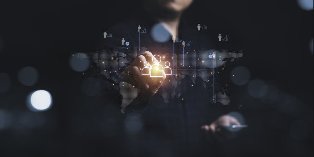 通过使用社交媒体技术，商人在世界地图上触摸虚拟人物图标，用于企业CRM或客户关系管理和客户服务概念。图片下载