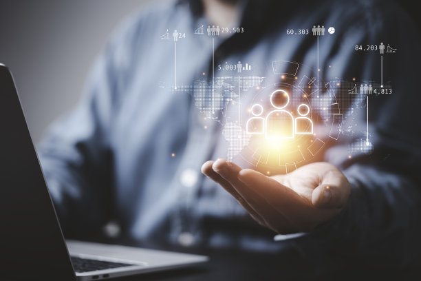 商人在世界地图上持有虚拟人物图标，通过使用社交媒体技术进行企业CRM或客户关系管理和客户服务概念。图片下载