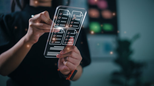 检查表任务管理，在线填写调查表格。文档管理系统DMS和流程自动化在未来的虚拟界面屏幕上有效地管理文件。图片下载