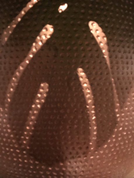 黄铜背景上的叶子阴影图片下载