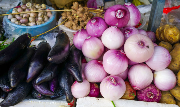 本地市场的新鲜蔬菜和水果图片下载