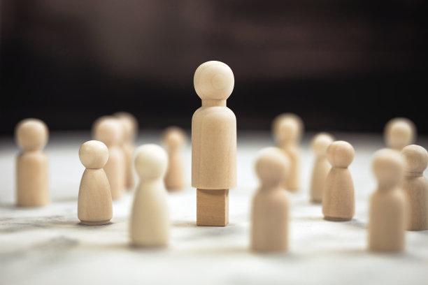 组长模型，复制空间。领导，胜利，老板。胜利者和失败者。立方体上的木头人，带领着一群人的商业团队理念图片下载