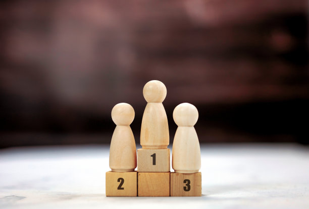 成就的概念。木制领奖台1、2、3、人类站在领奖台上与排名优胜者商业和体育竞赛概念复制空间图片下载
