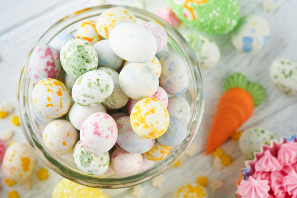 甜蜜的复活节概念。甜蜜的复活节孩子节日品种棉花糖兔子，巧克力复活节蛋，糖果，兔子，零食在白色的木制背景。平铺复活节的装饰思路。模拟。图片下载