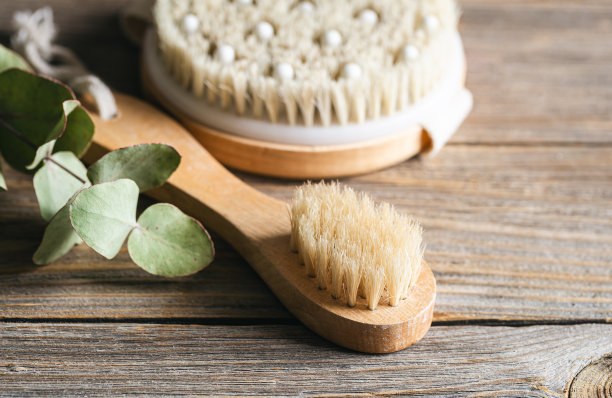 干按摩刷特写在木制背景。图片下载