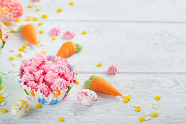 甜蜜的复活节概念。甜蜜的复活节孩子节日品种棉花糖兔子，巧克力复活节蛋，糖果，兔子，零食在白色的木制背景。平铺复活节的装饰思路。模拟。图片下载