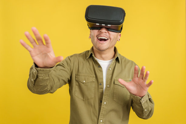 快乐的中国男子戴着虚拟现实眼镜图片下载