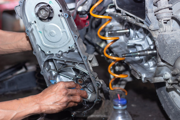 摩托车修理工检查自动变速器系统的状况图片下载