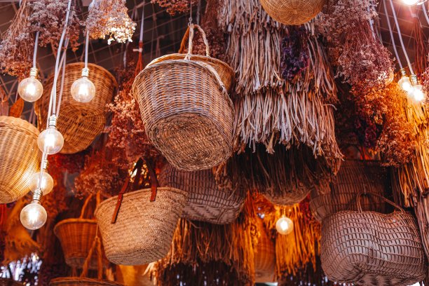 米色草包和篮子的装饰悬挂在室内图片下载