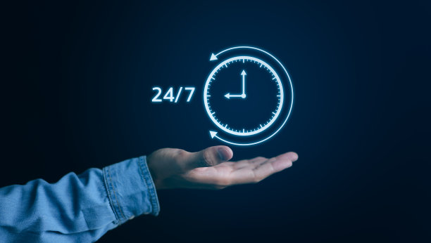 24小时不间断服务的概念。商人手握虚拟24-7与时钟在手，全球不间断和全职可用的服务理念联系。协助客户服务，图片下载
