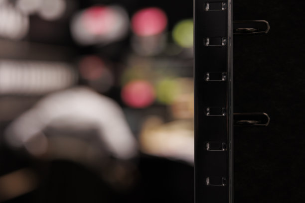 侦探模糊的剪影坐在办公桌旁图片下载