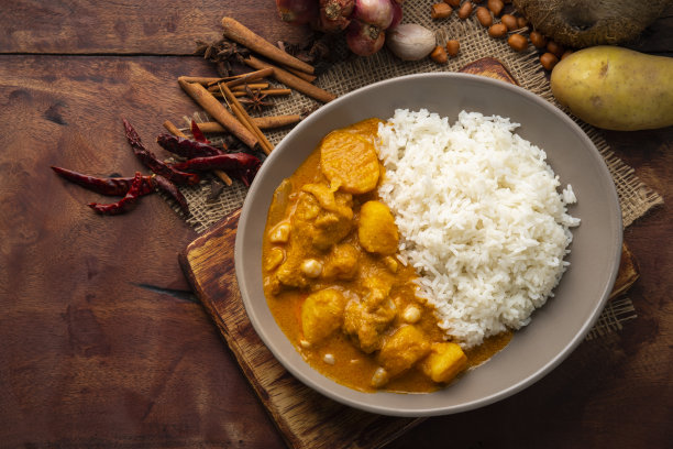 马萨曼咖喱鸡肉土豆配米饭图片下载