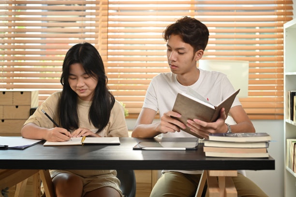 辅导老师解释家庭作业，帮助十几岁的女孩做家务。家庭教育儿童教育理念。图片下载