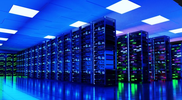 大型现代服务器室，数据中心或矿场内部有机架和霓虹灯。三维渲染图图片下载