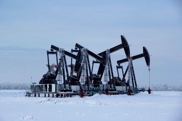 油田里的冬天是白色的雪和黑色的抽油机。图片下载