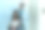 一名儿科医生在医院的专门房间里帮助推着坐轮椅的母亲和孩子检查身体图片下载