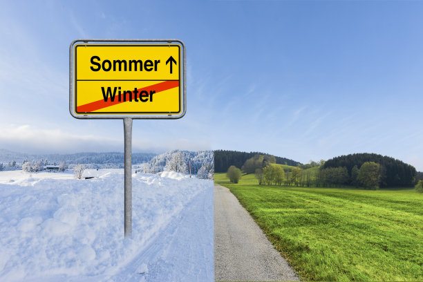 在一个景观中，季节从冬到夏的变化图片下载