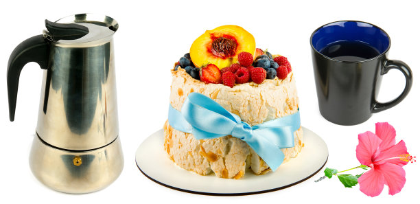 蛋白蛋糕，咖啡壶和咖啡杯孤立在白色背景上。拼贴画。宽的照片。图片下载