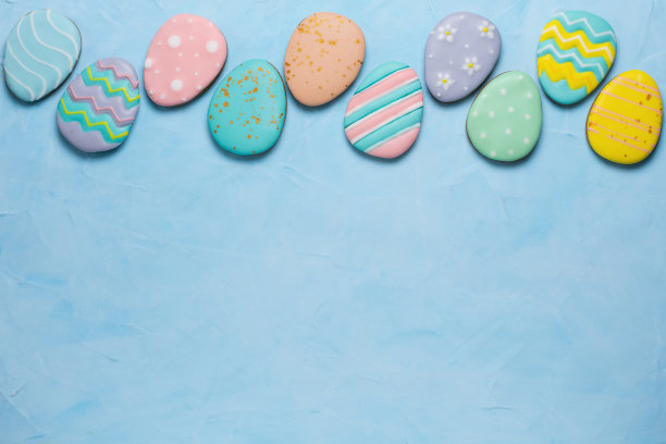 复活节的横幅。鸡蛋形状的饼干放在鸡蛋托盘里。复活节假期概念。发短信的地方。前视图。图片下载