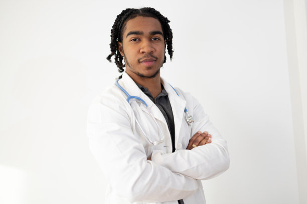 一个自信的非洲医生值班的工作室肖像图片下载