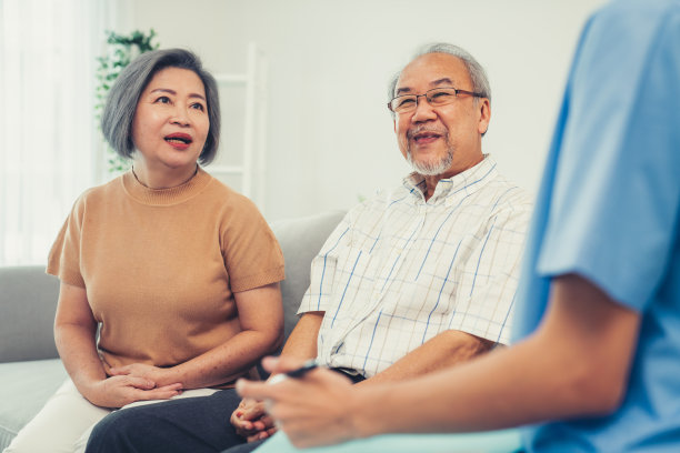女医生拜访和交谈她满足的老夫妇在他们的家图片下载