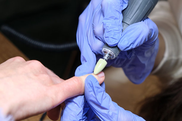 近距离美甲大师在美甲沙龙工作。图片下载