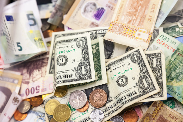 来自世界不同国家的钱散落在一堆硬币和纸币中。美元，罗马尼亚列伊和欧元。图片下载