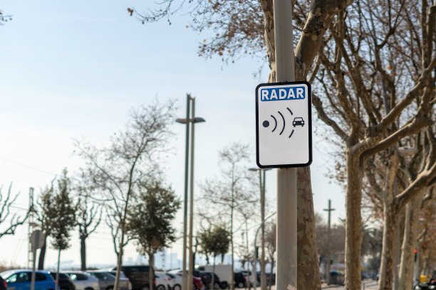 雷达控制的交通信号。速度限制。在市中心街道超速行驶造成危险。图片下载